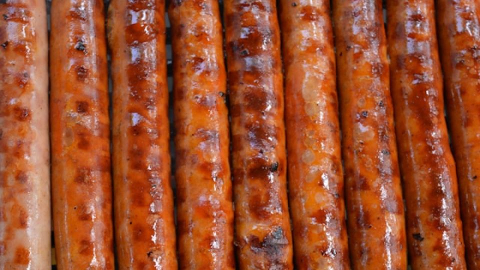 Натуральные колбаски за копейки: рецепт грузинского повара – сочное блюдо к любому гарниру