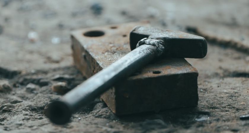 Шестиклассник с молотком напал на учительницу прямо во время урока в Подмосковье
