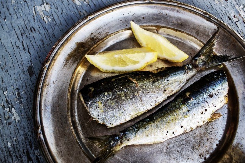Эта соленая скумбрия просто тает во рту: никакой возни на кухне и всегда нарасхват — и в пир, и в мир