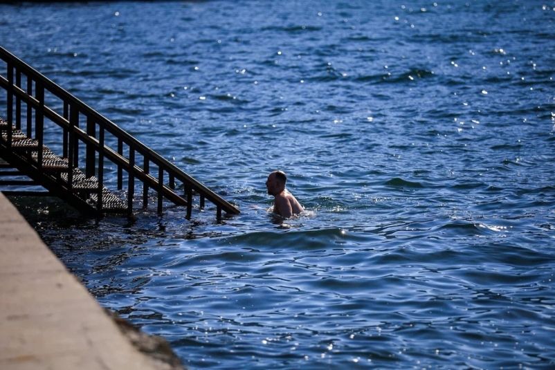Люди уже вовсю купаются: что творится на популярном пляже в центре Владивостока