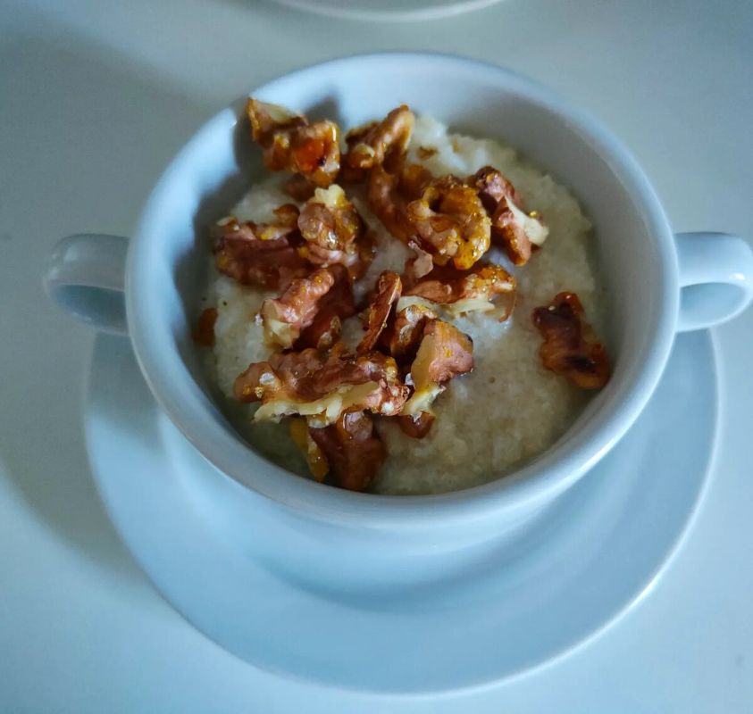 Молочная каша с кус-кусом и карамелизированными орехами