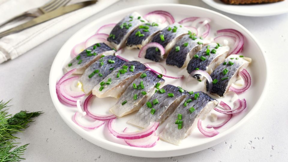 Так селедку засаливали еще в СССР: рыба получается пряной и нежной