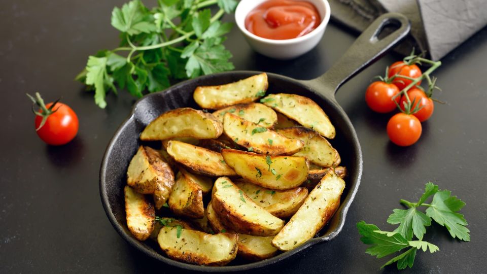 Картошка будет румяной и не пригорит: секрет до смешного прост