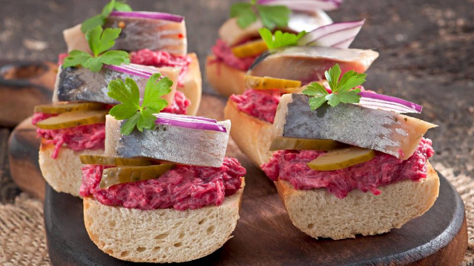 Любители селедки будут в восторге: дешевая закуска затмит популярный салат