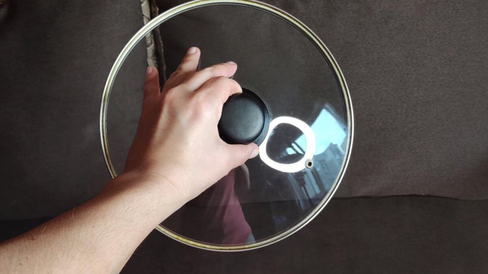 Эффективный метод очистки мебели: как крышка от кастрюли может спасти ваш диван и ковер