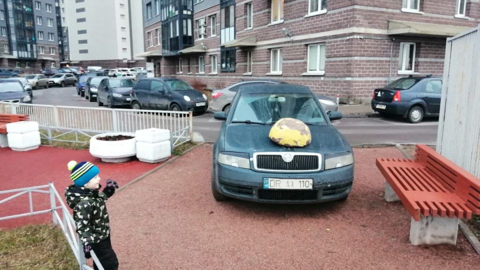 Парковка под окнами: как новые правила превращают дворы в зону штрафов