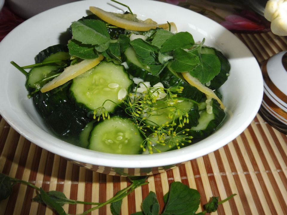 Летний хрустящий деликатес: малосольные огурцы с лимоном и мятой