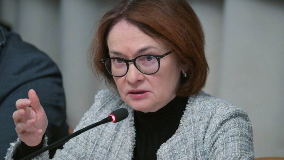 Сложности переводов между собственными счетами: что стоит за блокировками?