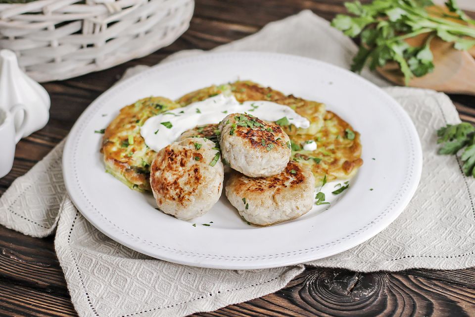 Кулинарные фантазии: Куриные котлеты и кабачковые оладьи