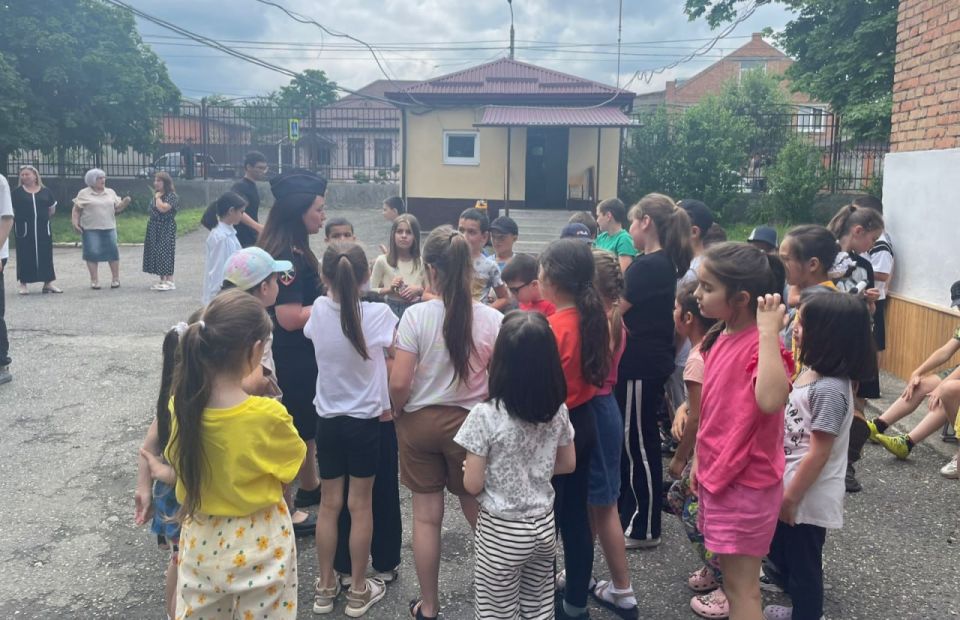 Сотрудники полиции Алагирского района Северной Осетии провели профилактическую беседу в одном из образовательных учреждений г. Алагира