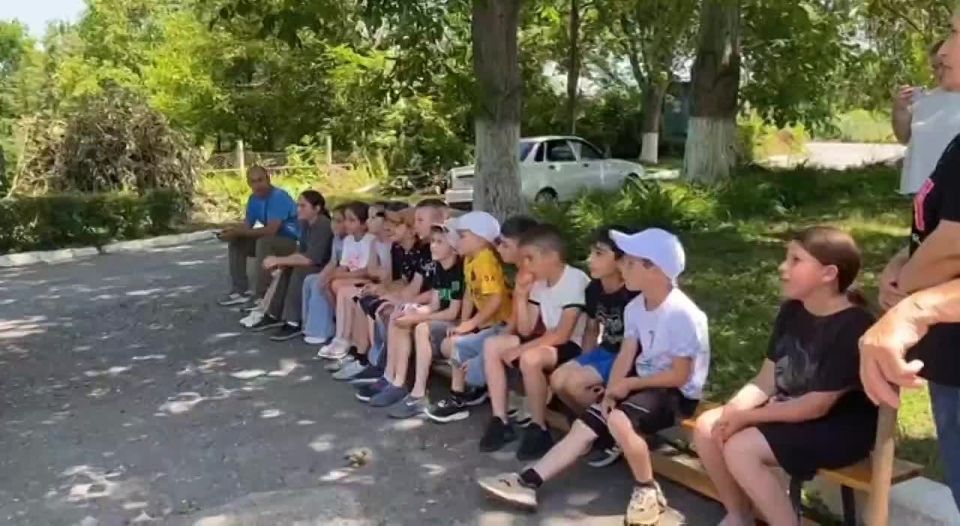Пришкольный лагерь  «Юный патриот» селения Карджин посетил агитационный автобус Госавтоинспекции Северной Осетии