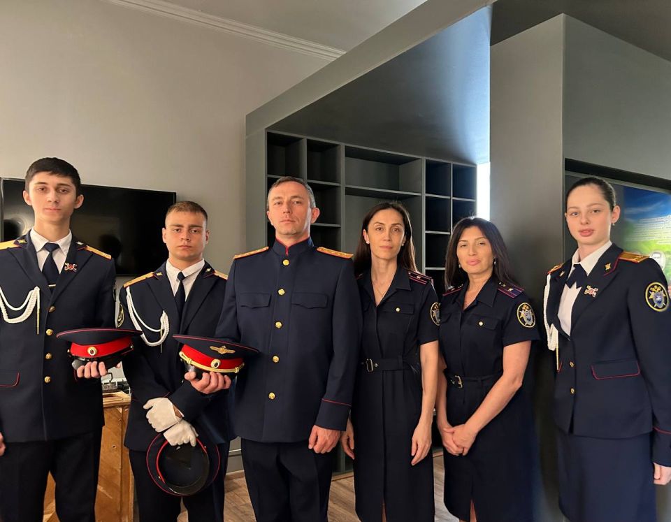 В преддверии Дня памяти и скорби представители СК организовали воспитанникам профильного кадетского класса СК экскурсию в военный музей