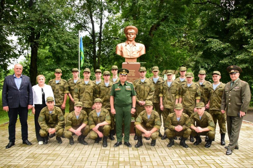 По стопам Маргелова.. Во Владикавказе прошла торжественная церемония отправки призывников в Воздушно-десантные войска России. 20 молодых бойцов из Северной Осетии пополнят ряды Псковской и Ивановской дивизий ВДВ – одних из...