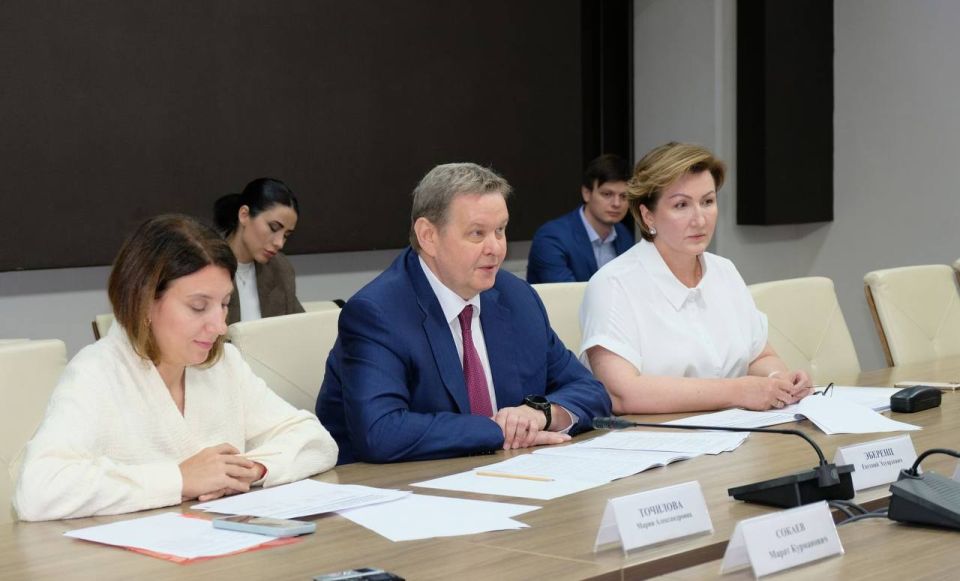 Председатель Правительства РСО – Алания Борис Джанаев провел рабочую встречу с начальником Южного главного управления Центрального банка РФ Евгением Эберенцем, а также директором по развитию продуктов, цифровых и...