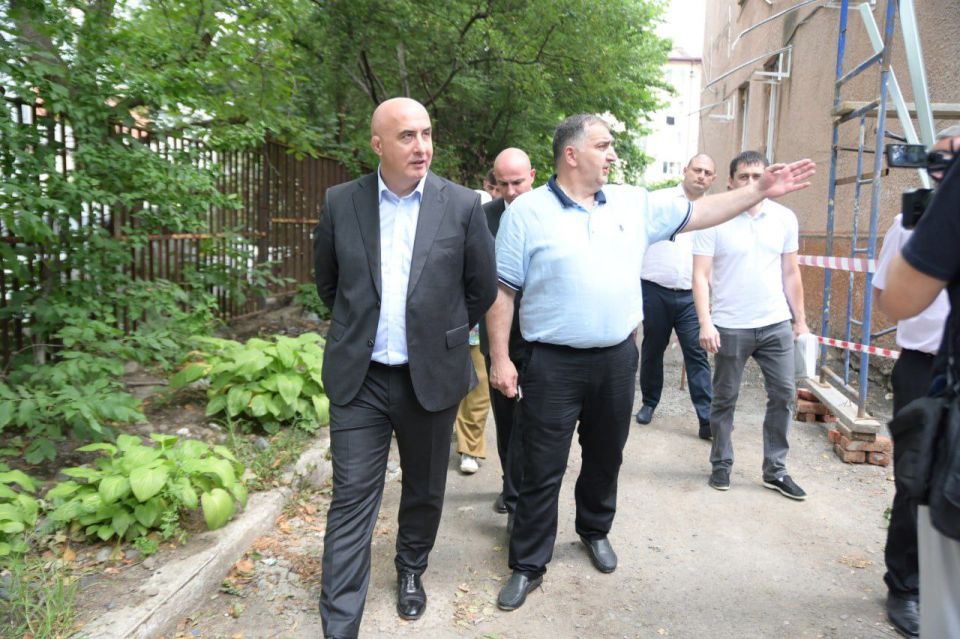 Сегодня проинспектировал строительство и капитальный ремонт социальных объектов во Владикавказе
