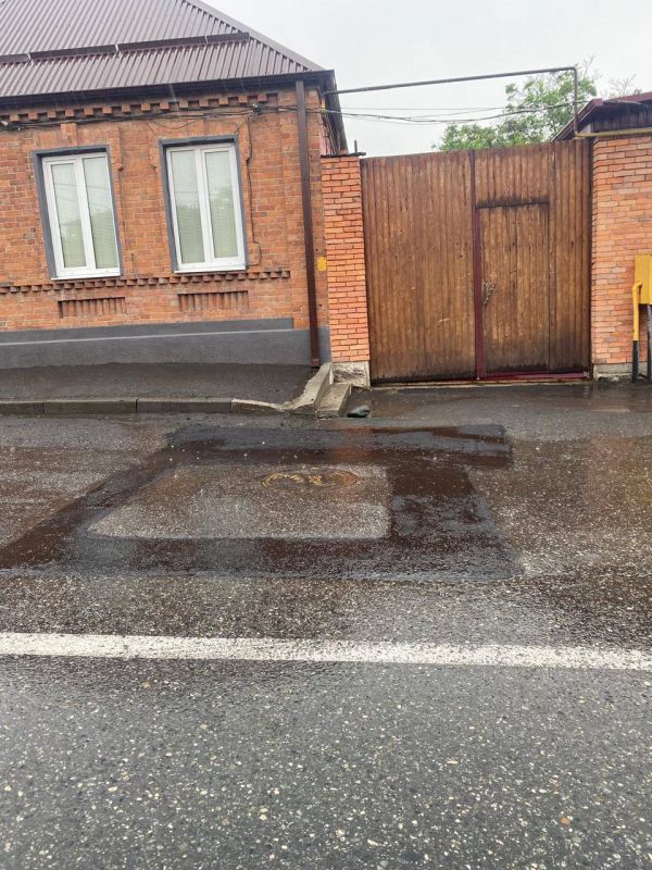 По ул. Васо Абаева восстанавливают работу ливневой канализации, а по ул. Павленко устранены неровности дорожного покрытия