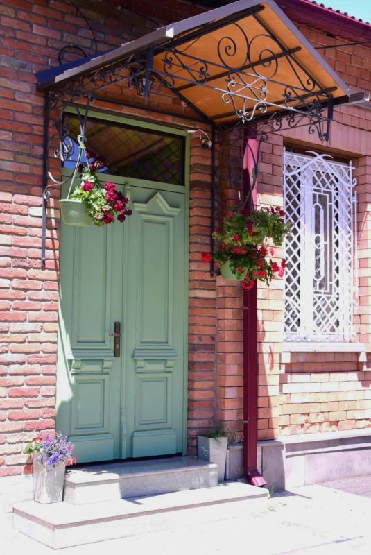 Фото Д. Джиоевой. Будьте благодарны закрытым дверям, уехавшим поездам, пробкам, окончившимся отношениям и разрушенным планам
