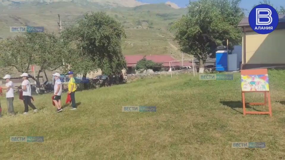 Попробовать себя в роли сыроделов и пчеловодов смогли участники первой смены горного подросткового лагеря &quot;Фидн&quot;