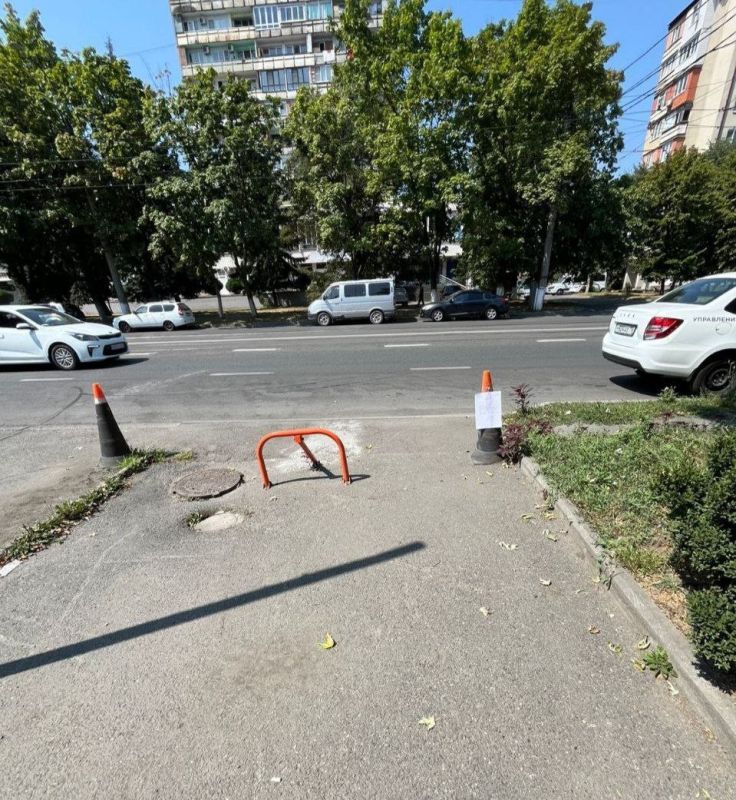 На проспекте Коста, 210 выявили самовольно установленные парковочные барьеры