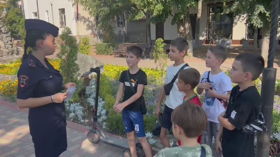 Лето. Сотрудники Госавтоинспекции Моздокского района  продолжают проводить профилактические беседы с детьми в скверах и местах отдыха