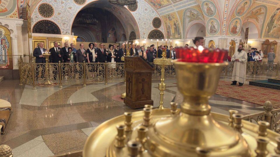 Панихида по погибшим мирным гражданам Южной Осетии, а также защищавшим ее от атаки Грузии миротворцам и военнослужащим прошла в годовщину начала войны в Южной Осетии в храме Христа Спасителя в Москве, сообщает РИА Новости