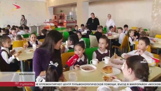 Специалисты Роспотребнадзора проверяют качество питания в школах