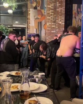 Концерт абхазского исполнителя перерос в массовую потасовку с участием пьяных подростков во Владикавказе После выступления музыканта Валерия Майромяна, известного как BLIZKEY, во владикавказском ресторане произошла массовая...
