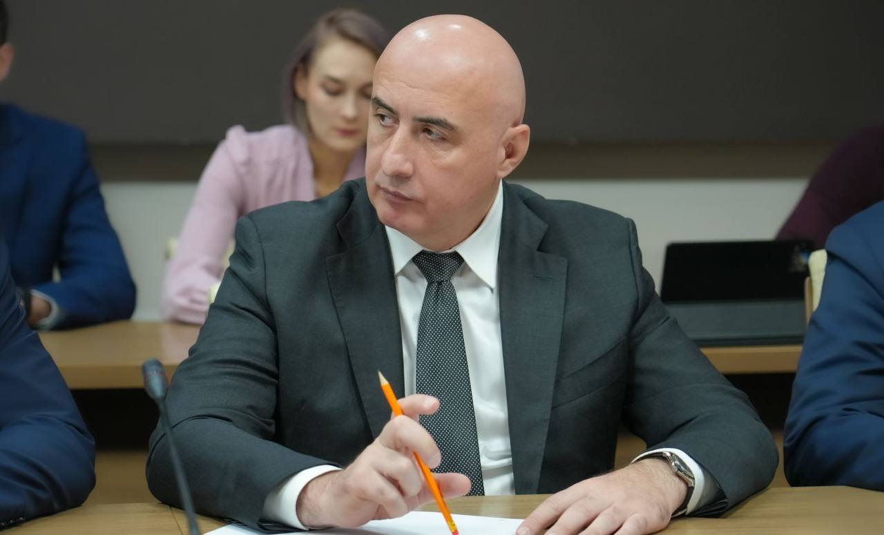 Глава РСО – Алания Сергей Меняйло провел еженедельное аппаратное совещание с участием руководителей органов исполнительной власти и муниципальных образований, представителей правоохранительных и надзорных структур... Глава РСО – Алания Сергей Меняйло провел еженедельное аппаратное совещание с участием руководителей органов исполнительной власти и муниципальных образований, представителей правоохранительных и надзорных структур...