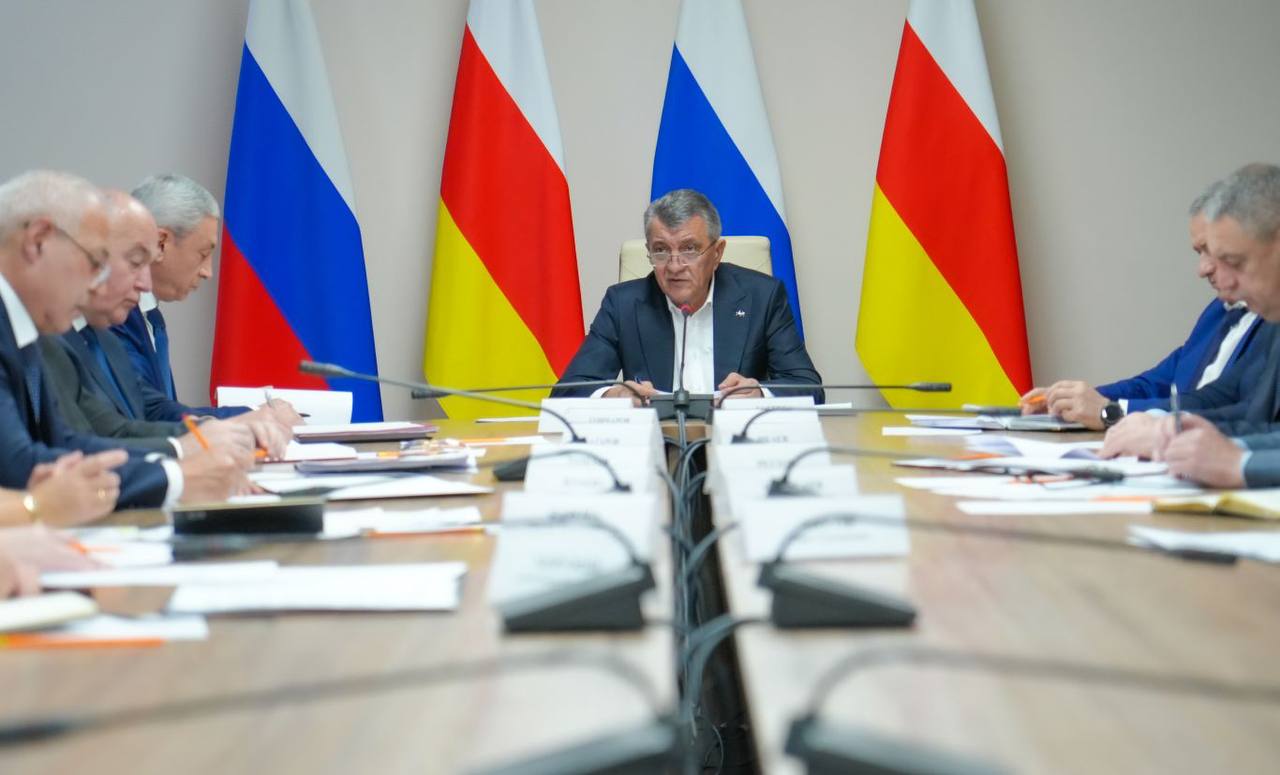 Глава РСО – Алания Сергей Меняйло провел еженедельное аппаратное совещание с участием руководителей органов исполнительной власти и муниципальных образований, представителей правоохранительных и надзорных структур... Глава РСО – Алания Сергей Меняйло провел еженедельное аппаратное совещание с участием руководителей органов исполнительной власти и муниципальных образований, представителей правоохранительных и надзорных структур...