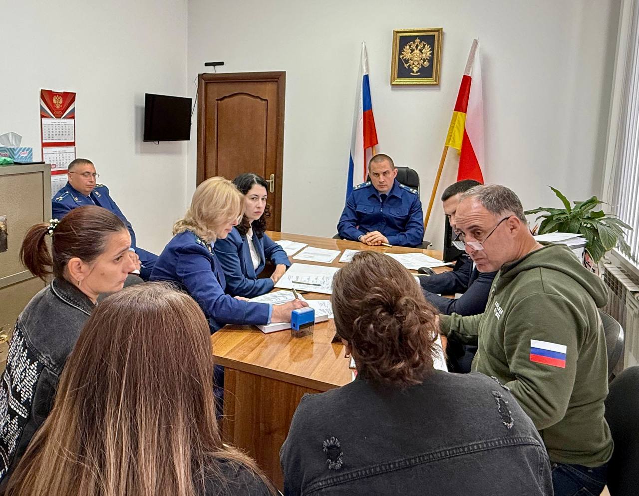 Прокурором Республики Северная Осетия – Алания Олегом Апанасевичем совместно с Уполномоченным по правам ребенка при Главе РСО – Алания Тамарой Плиевой, Уполномоченным по правам человека Артуром Кокаевым и руководителем...