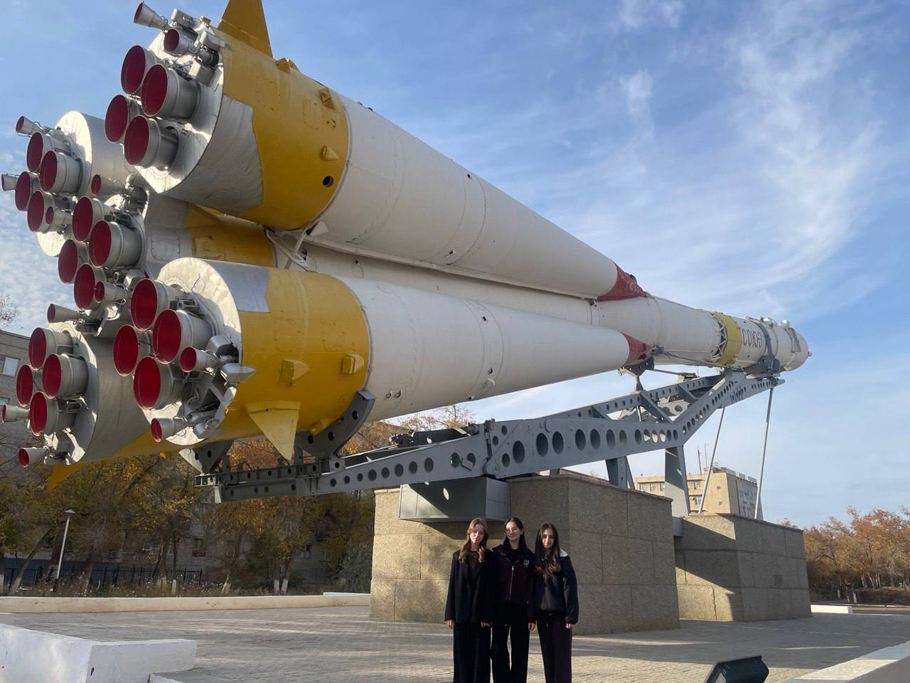 Учащиеся школы космонавтики имени Руслана Комаева из Северной Осетии Эвелина Гобеева, Эвелина Манукян и Мария Туаева побывали на легендарном космодроме Байконур