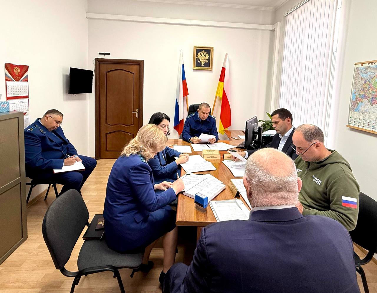 Прокурором Республики Северная Осетия – Алания Олегом Апанасевичем совместно с Уполномоченным по правам ребенка при Главе РСО – Алания Тамарой Плиевой, Уполномоченным по правам человека Артуром Кокаевым и руководителем... Прокурором Республики Северная Осетия – Алания Олегом Апанасевичем совместно с Уполномоченным по правам ребенка при Главе РСО – Алания Тамарой Плиевой, Уполномоченным по правам человека Артуром Кокаевым и руководителем...