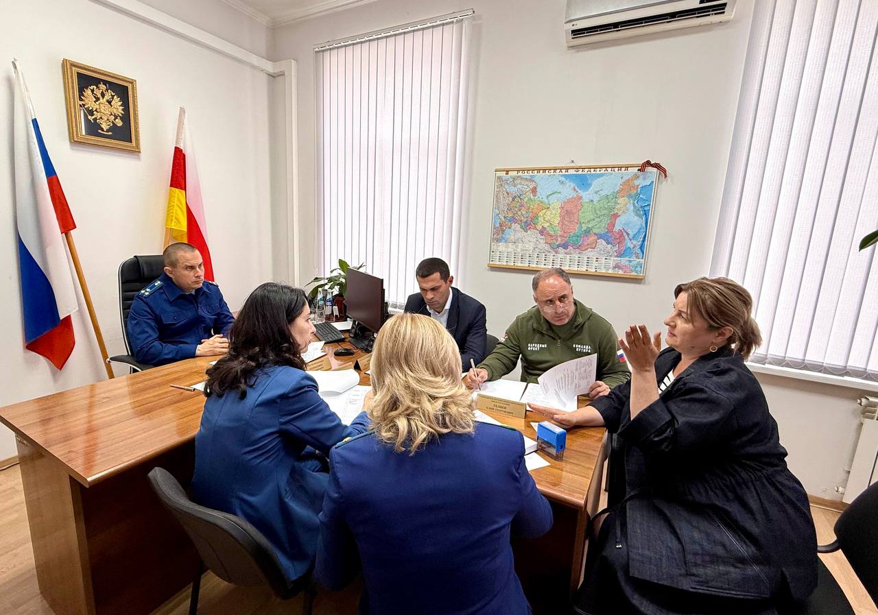 Прокурором Республики Северная Осетия – Алания Олегом Апанасевичем совместно с Уполномоченным по правам ребенка при Главе РСО – Алания Тамарой Плиевой, Уполномоченным по правам человека Артуром Кокаевым и руководителем... Прокурором Республики Северная Осетия – Алания Олегом Апанасевичем совместно с Уполномоченным по правам ребенка при Главе РСО – Алания Тамарой Плиевой, Уполномоченным по правам человека Артуром Кокаевым и руководителем...