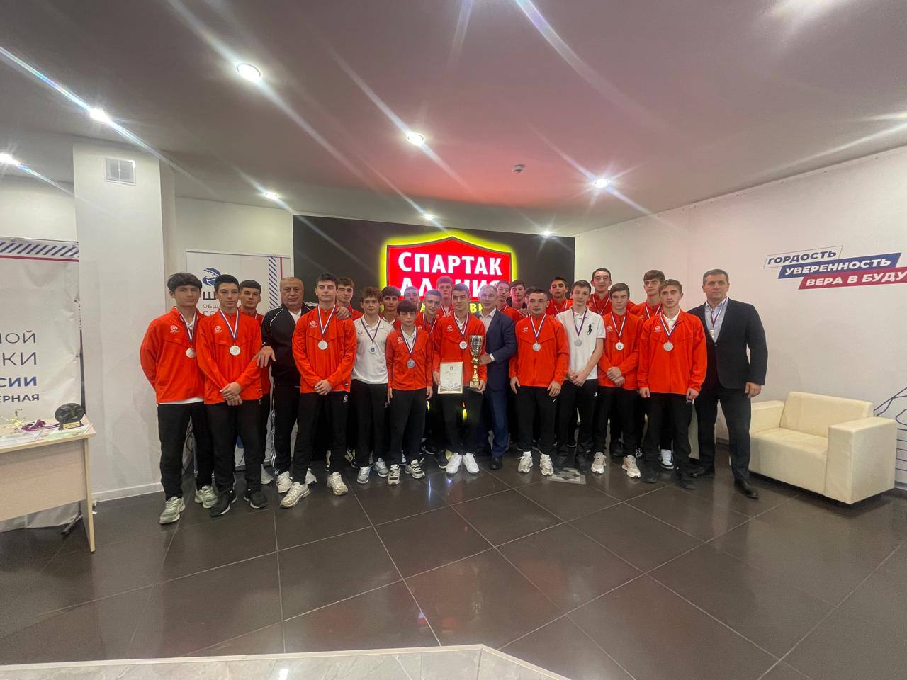 Во Владикавказе, в штабе общественной поддержки партии «Единая Россия», прошла церемония награждения футболистов спортивной школы «Спартак-Алания» 2009 года рождения Во Владикавказе, в штабе общественной поддержки партии «Единая Россия», прошла церемония награждения футболистов спортивной школы «Спартак-Алания» 2009 года рождения