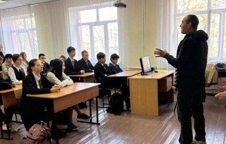 Инспекторы ПДН отдела полиции №3 УМВД Владикавказа совместно с сотрудниками УКОН и другими профильными специалистами провели со школьниками профилактические беседы о вреде наркотиков в рамках ежегодной акции «Сообщи, где...
