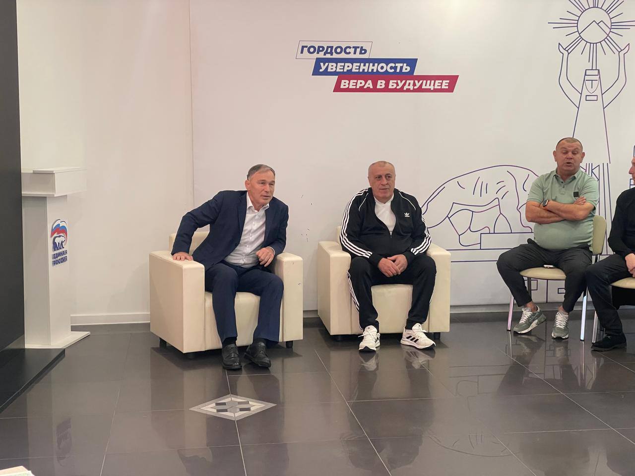 Во Владикавказе, в штабе общественной поддержки партии «Единая Россия», прошла церемония награждения футболистов спортивной школы «Спартак-Алания» 2009 года рождения