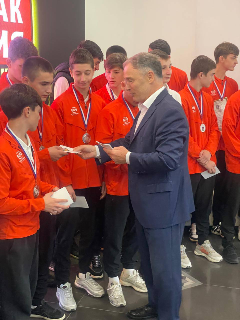 Во Владикавказе, в штабе общественной поддержки партии «Единая Россия», прошла церемония награждения футболистов спортивной школы «Спартак-Алания» 2009 года рождения Во Владикавказе, в штабе общественной поддержки партии «Единая Россия», прошла церемония награждения футболистов спортивной школы «Спартак-Алания» 2009 года рождения