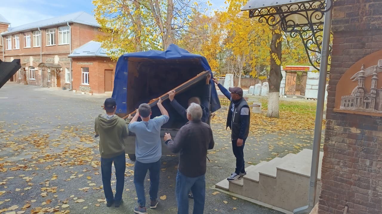 Министерство культуры Северной Осетии передало нашему училищу ценнейший дар — полотна выдающихся осетинских живописцев, стоящих у истоков создания училища, Юрия Дзантиева и Эльбруса Саккаева Министерство культуры Северной Осетии передало нашему училищу ценнейший дар — полотна выдающихся осетинских живописцев, стоящих у истоков создания училища, Юрия Дзантиева и Эльбруса Саккаева