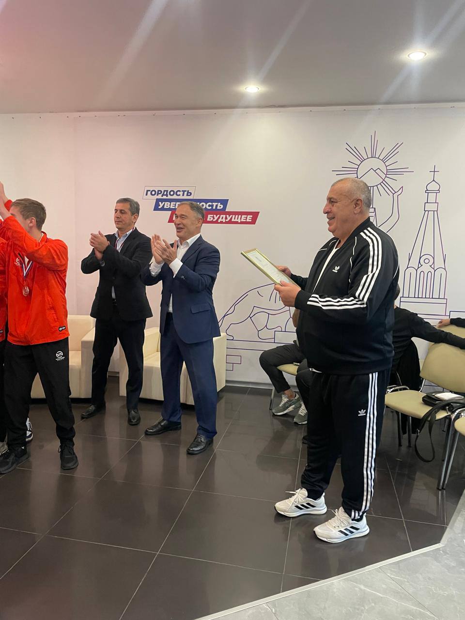 Во Владикавказе, в штабе общественной поддержки партии «Единая Россия», прошла церемония награждения футболистов спортивной школы «Спартак-Алания» 2009 года рождения Во Владикавказе, в штабе общественной поддержки партии «Единая Россия», прошла церемония награждения футболистов спортивной школы «Спартак-Алания» 2009 года рождения