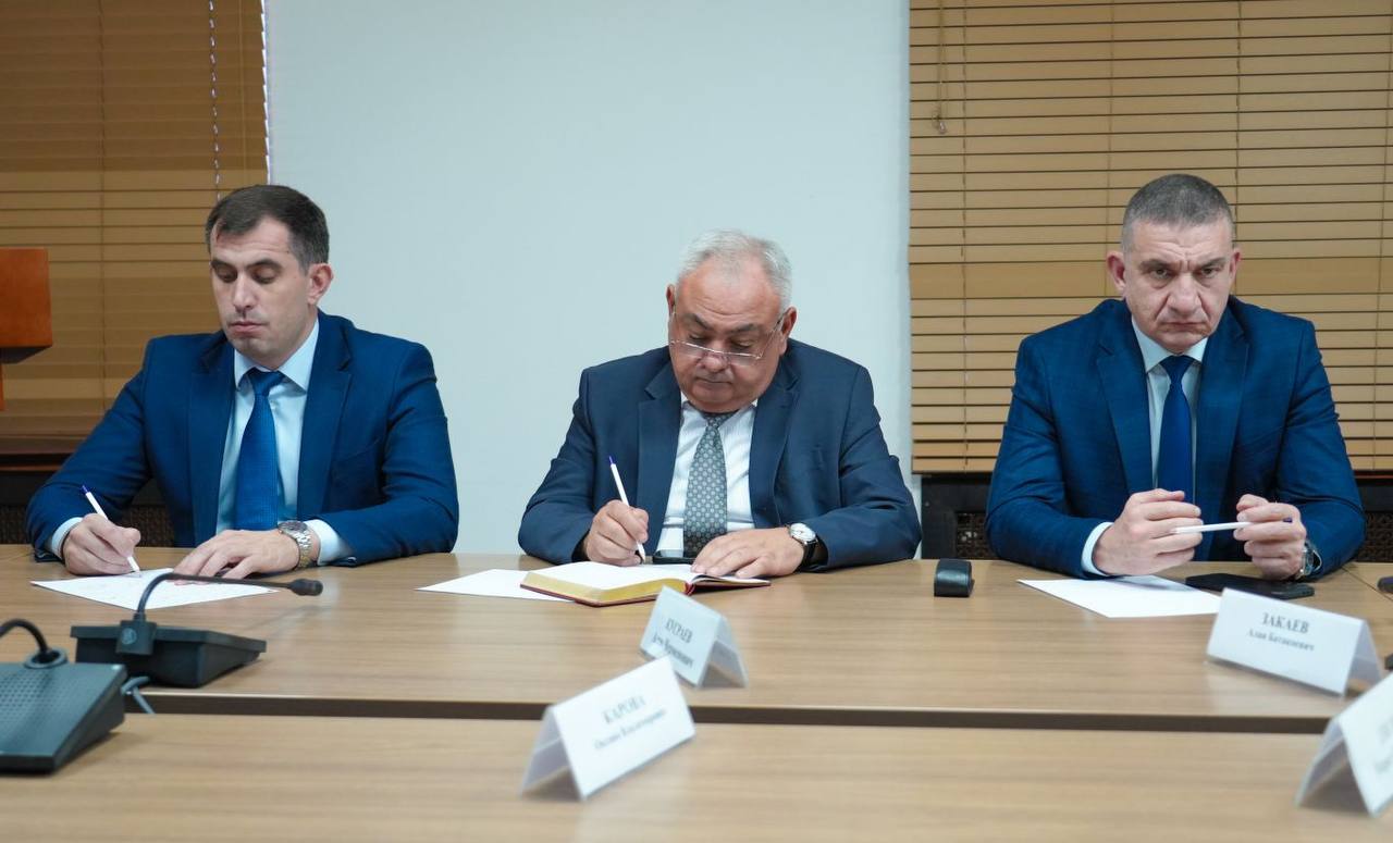 Решение организационных вопросов, связанных с участием Северной Осетии в предстоящем Кавказском инвестиционном форуме (КИФ), обсудили на совещании, которое провел Председатель Правительства РСО – Алания Борис Джанаев Решение организационных вопросов, связанных с участием Северной Осетии в предстоящем Кавказском инвестиционном форуме (КИФ), обсудили на совещании, которое провел Председатель Правительства РСО – Алания Борис Джанаев