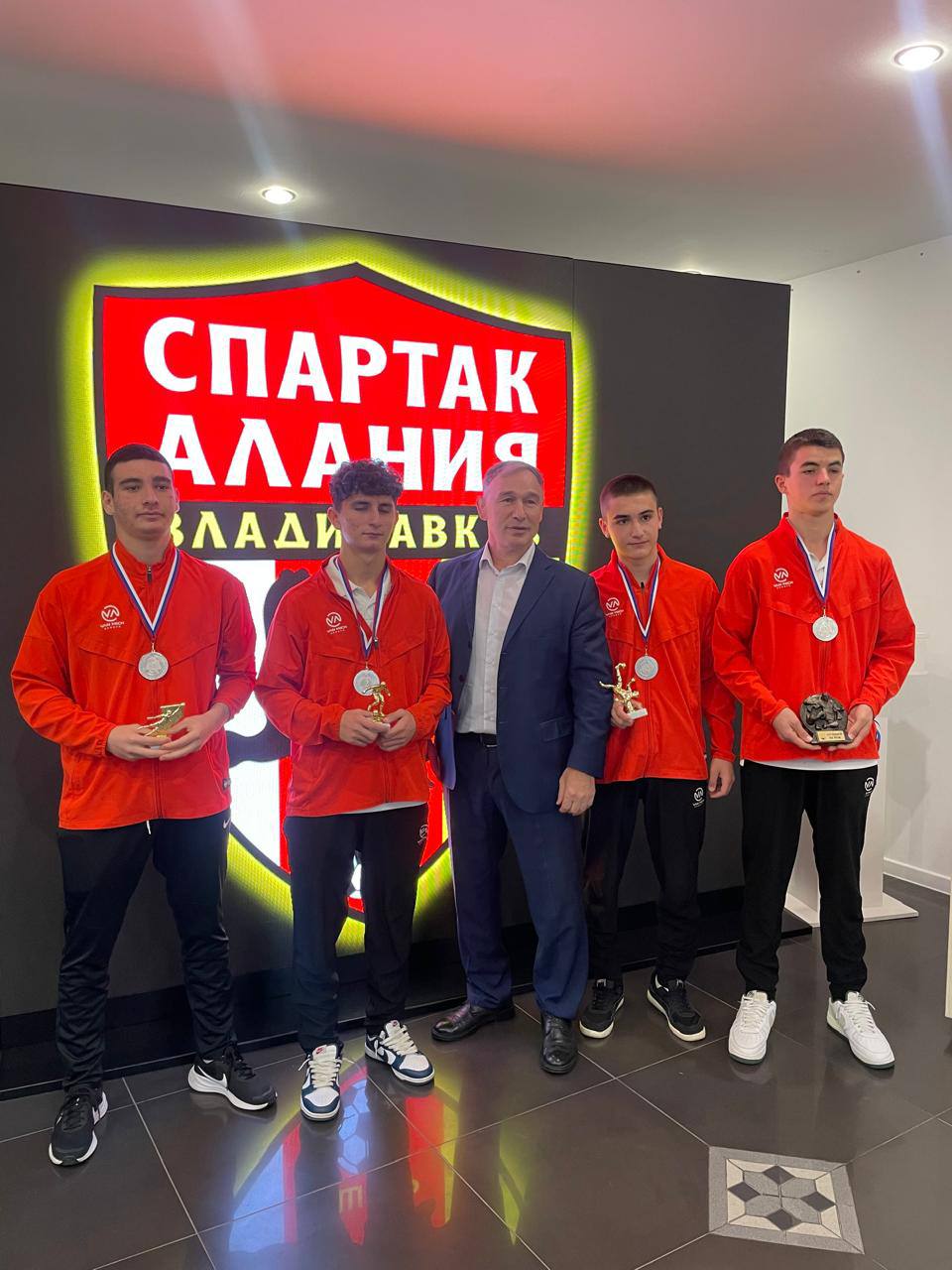 Во Владикавказе, в штабе общественной поддержки партии «Единая Россия», прошла церемония награждения футболистов спортивной школы «Спартак-Алания» 2009 года рождения Во Владикавказе, в штабе общественной поддержки партии «Единая Россия», прошла церемония награждения футболистов спортивной школы «Спартак-Алания» 2009 года рождения