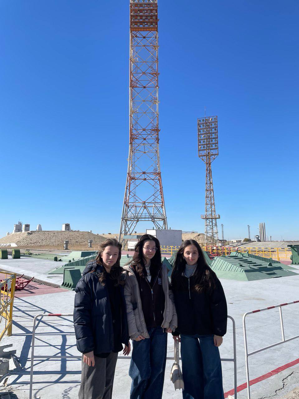 Учащиеся школы космонавтики имени Руслана Комаева из Северной Осетии Эвелина Гобеева, Эвелина Манукян и Мария Туаева побывали на легендарном космодроме Байконур Учащиеся школы космонавтики имени Руслана Комаева из Северной Осетии Эвелина Гобеева, Эвелина Манукян и Мария Туаева побывали на легендарном космодроме Байконур