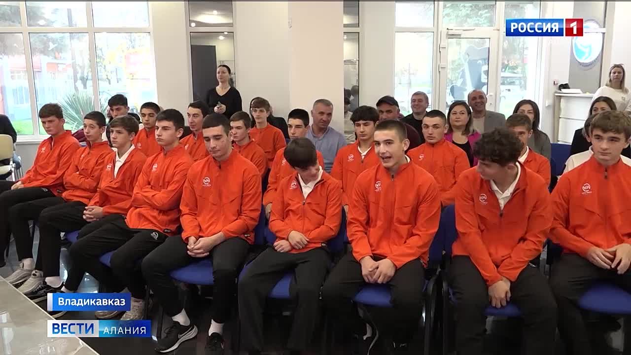 Победителей первенства ЮФО и СКФО, воспитанников юношеской команды «Спартак-Алания» наградили в Штабе общественной поддержки «Единой России»