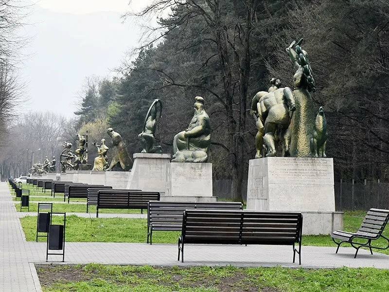 Во Владикавказе в парке «Нартон» начали ремонтировать постаменты скульптур героев Нартского эпоса