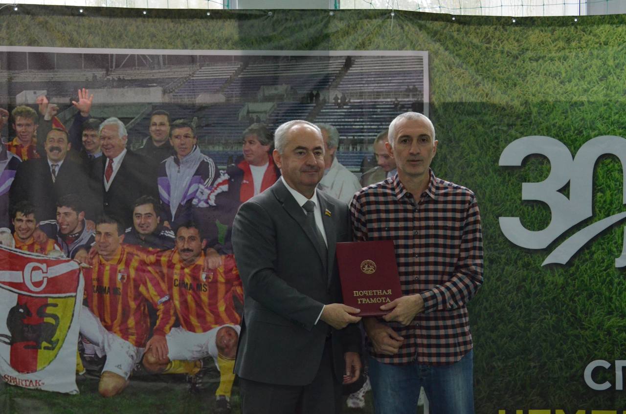 Осетия отмечает 30-летие исторической победы футбольного клуба «Спартак-Алания» в чемпионате России. 21 октября 1995 года команда из Владикавказа под руководством Валерия Газзаева, уверенно обыграв московский «ЦСКА», впервые... Осетия отмечает 30-летие исторической победы футбольного клуба «Спартак-Алания» в чемпионате России. 21 октября 1995 года команда из Владикавказа под руководством Валерия Газзаева, уверенно обыграв московский «ЦСКА», впервые...