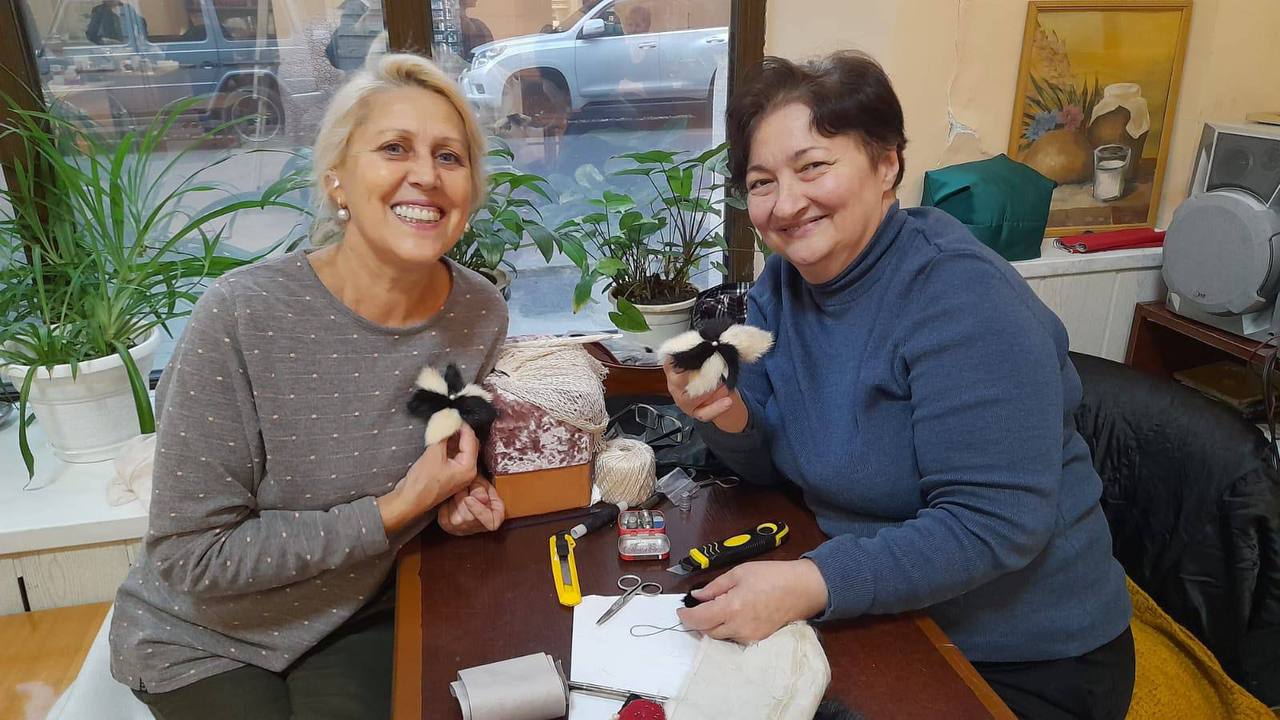 Творчество как терапия: в Доме ветеранов прошли индивидуальные мастер-классы по созданию брошей