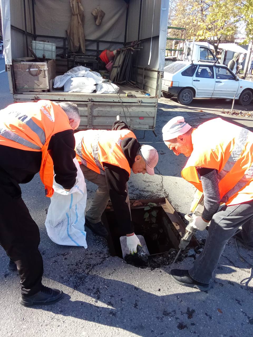 30 ливневых камер очищено на ул. Барбашова