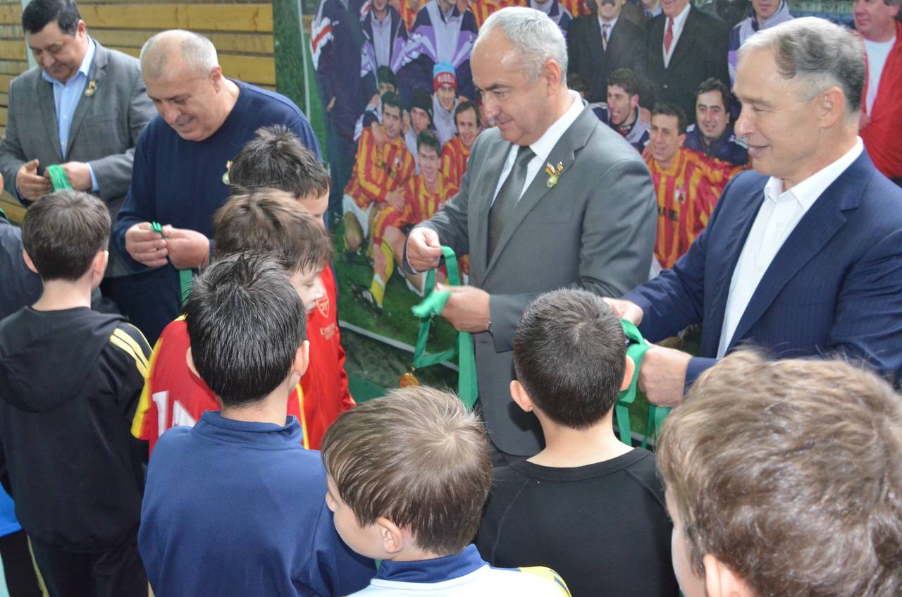 Осетия отмечает 30-летие исторической победы футбольного клуба «Спартак-Алания» в чемпионате России. 21 октября 1995 года команда из Владикавказа под руководством Валерия Газзаева, уверенно обыграв московский «ЦСКА», впервые... Осетия отмечает 30-летие исторической победы футбольного клуба «Спартак-Алания» в чемпионате России. 21 октября 1995 года команда из Владикавказа под руководством Валерия Газзаева, уверенно обыграв московский «ЦСКА», впервые...