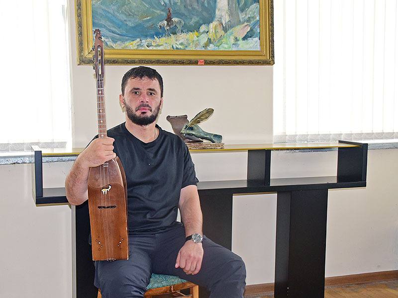 ИЗ СВЕЖЕГО НОМЕРА. Воин и музыкант В сердце Заура ДЕМЕЕВА долг перед Родиной и любовь к народной музыке занимают одинаковое место