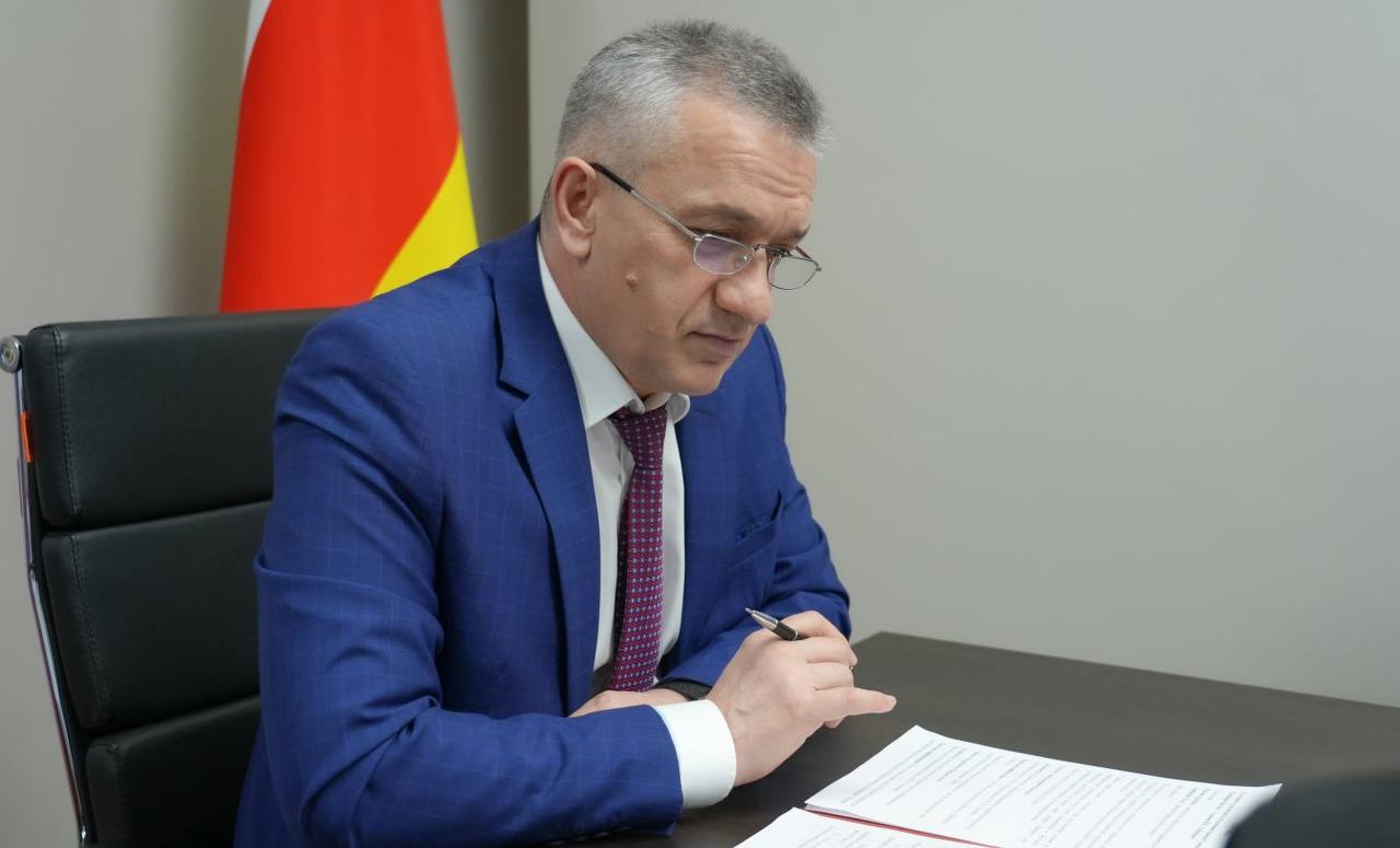 Руководитель Администрации Главы и Правительства РСО – Алания Ибрагим Гобеев встретился с представителями федерального управленческого кадрового резерва образования Российской Федерации из Северной Осетии, которые рассказали... Руководитель Администрации Главы и Правительства РСО – Алания Ибрагим Гобеев встретился с представителями федерального управленческого кадрового резерва образования Российской Федерации из Северной Осетии, которые рассказали...